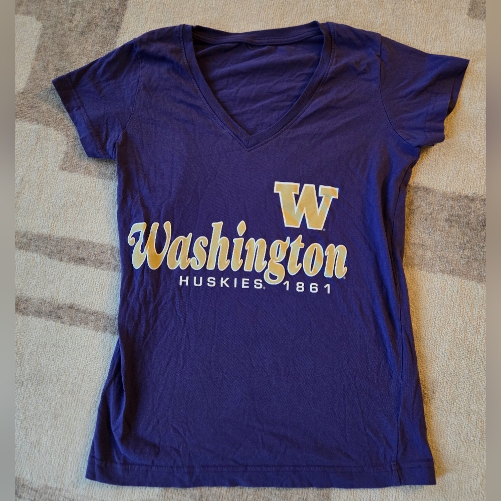 V-neck huskies tee
